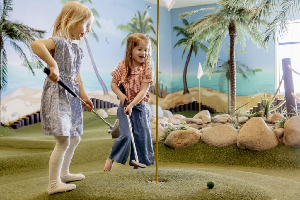 barn som spelar äventyrsgolf