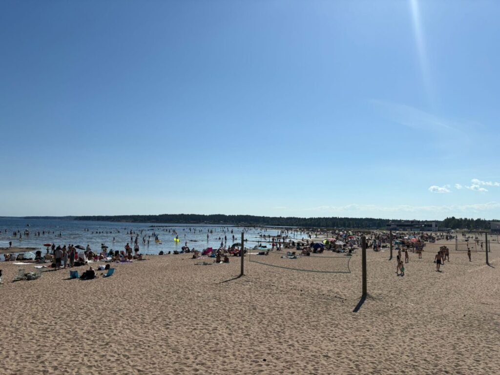 Massor med folk på Pite Havsbads strand